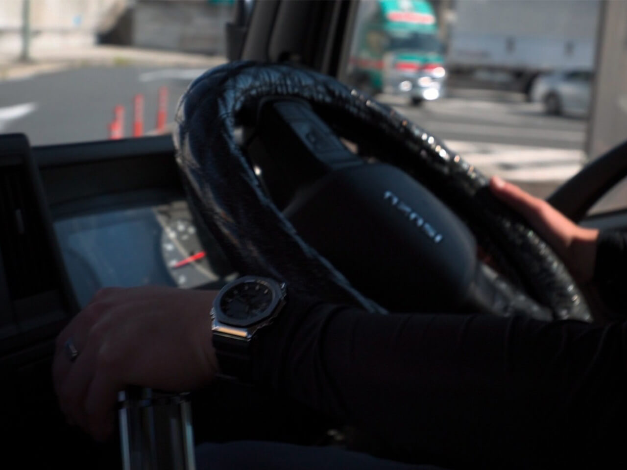 トラックを運転するドライバーの手元