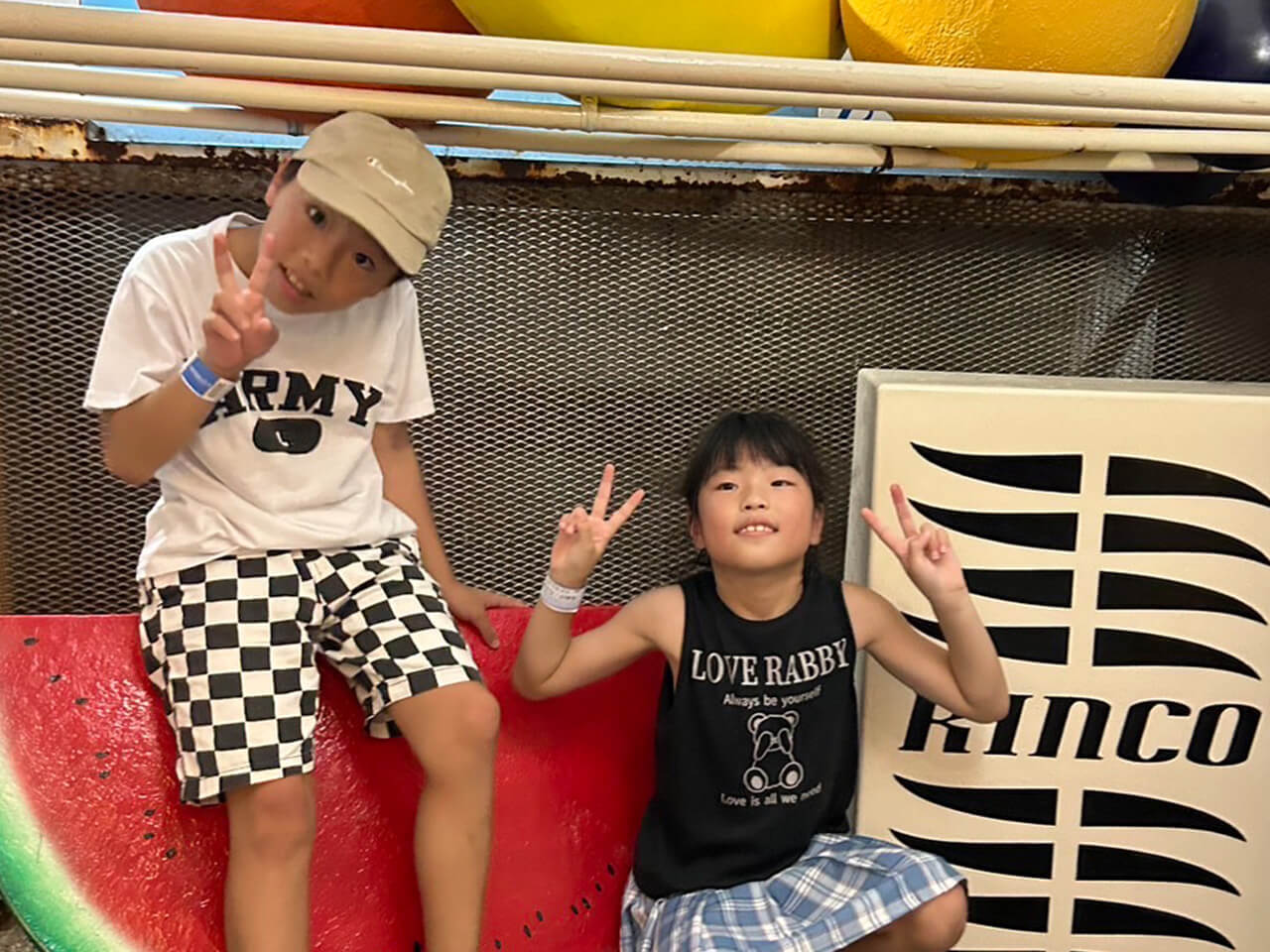 ピースをする子どもの写真