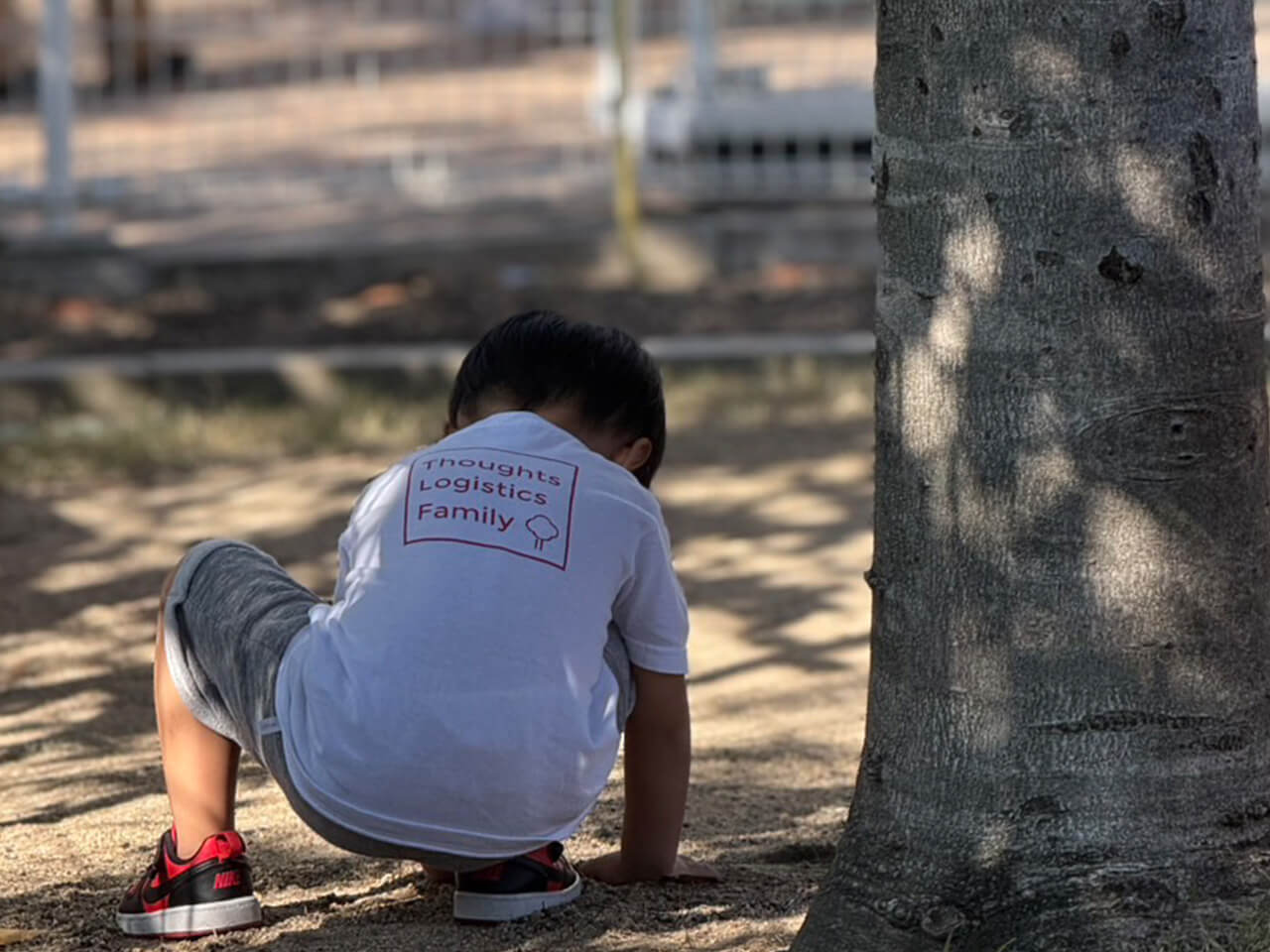想尽運輸のTシャツを着た男の子の後ろ姿