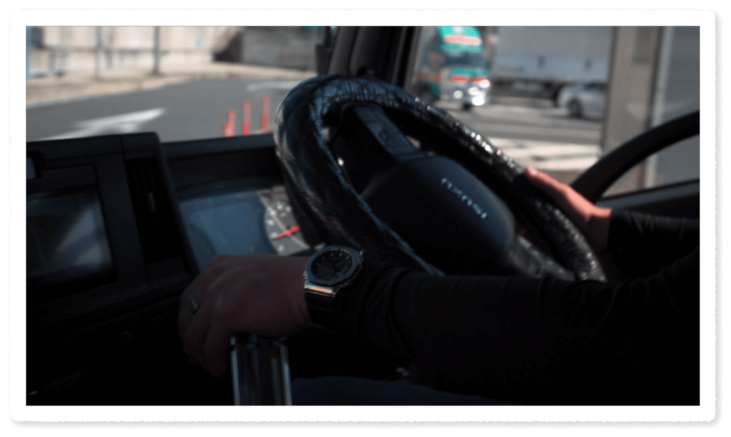 トラックを運転するドライバーの手元アップ