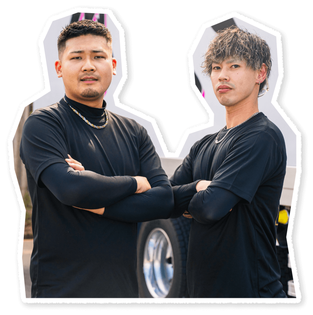 腕を組む2名の男性スタッフ
